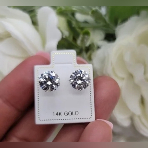 ♥️ STUNNING SPARKLE STUDS - Picture 4 of 5